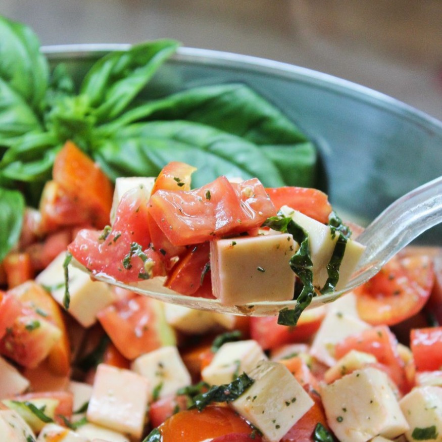 ENSALADA CAPRESE EN CUBOS CON MOZZARELLA DE BÚFALA