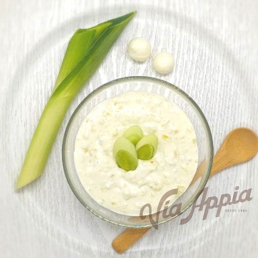 DIP DE QUESO DE CABRA CON AJOPORRO