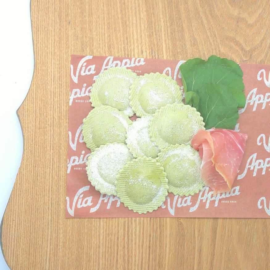 PASTA RELLENA CON RICOTTA DE CABRA, PROSCIUTTO Y RÚCULA