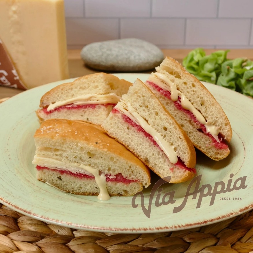 FOCACCIA RELLENA CON CARPACCIO DE LOMITO Y PARMESANO  (SANDWICH)