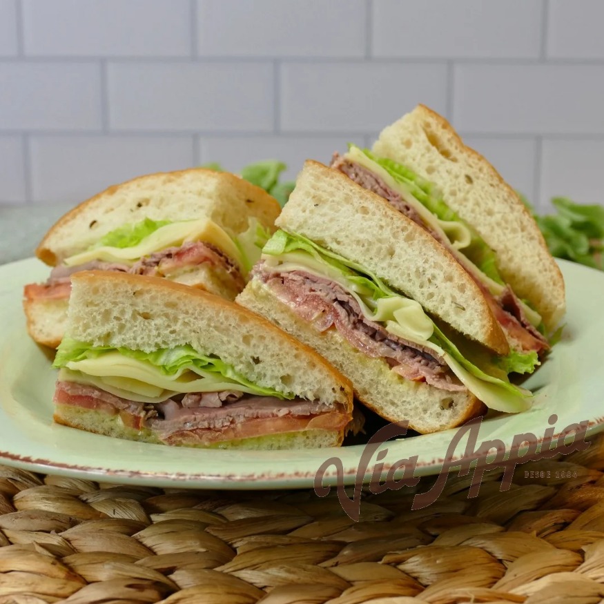 FOCACCIA RELLENA DE ROAST BEEF Y QUESO HOLANDÉS  (SANDWICH)