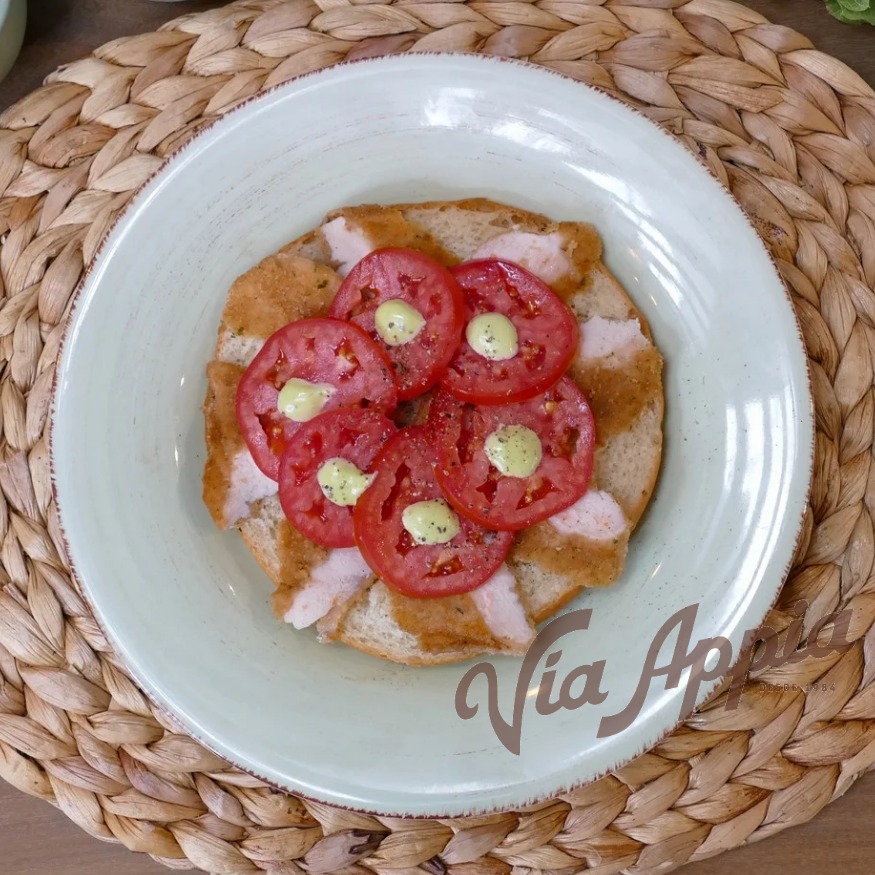 FOCACCIA RELLENA CON MILANESA DE POLLO Y TOMATES FRESCOS   (SANDWICH)