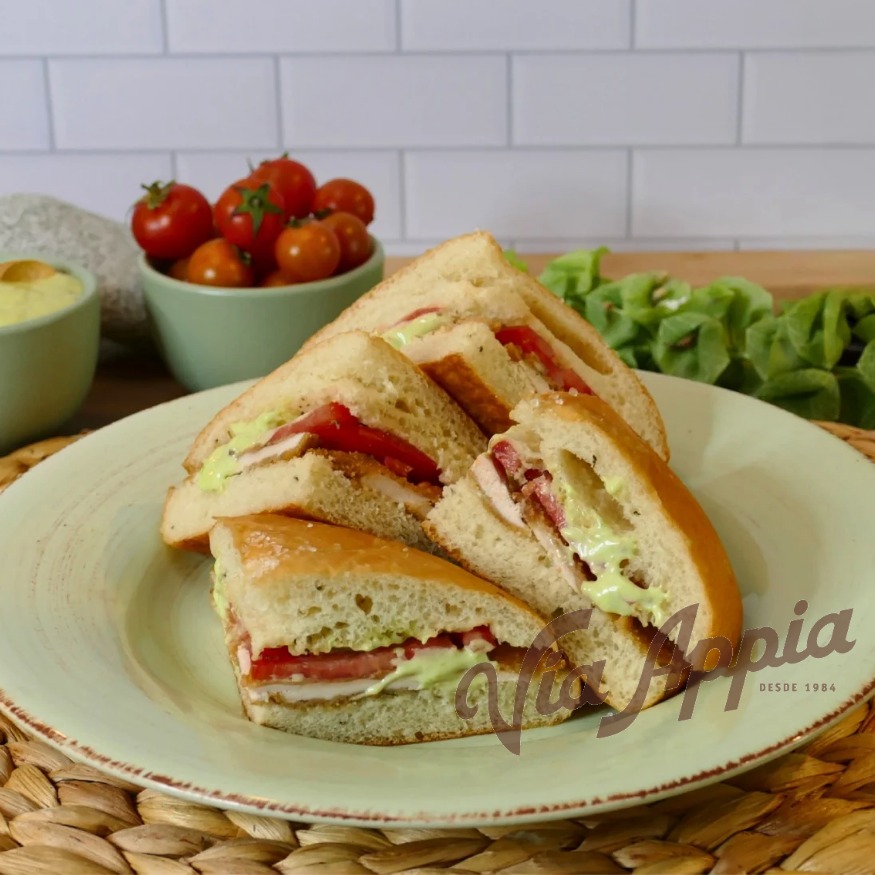 FOCACCIA RELLENA CON MILANESA DE POLLO Y TOMATES FRESCOS   (SANDWICH)