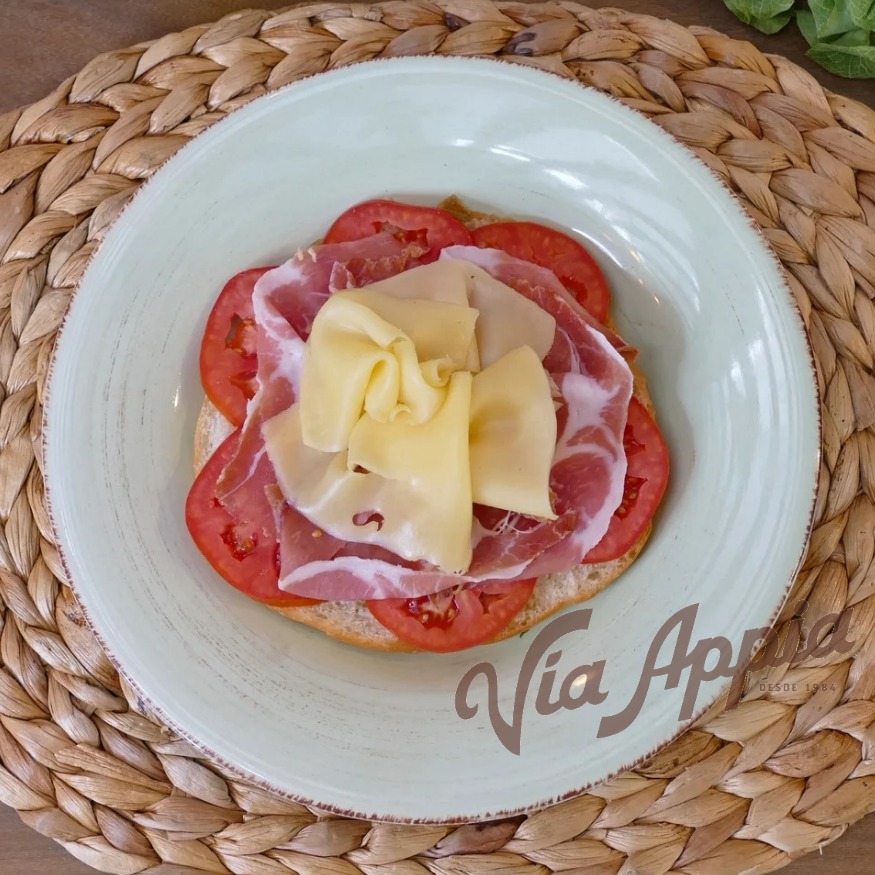 FOCACCIA RELLENA DE PROSCIUTTO DI PARMA Y QUESO GOUDA  (SANDWICH)