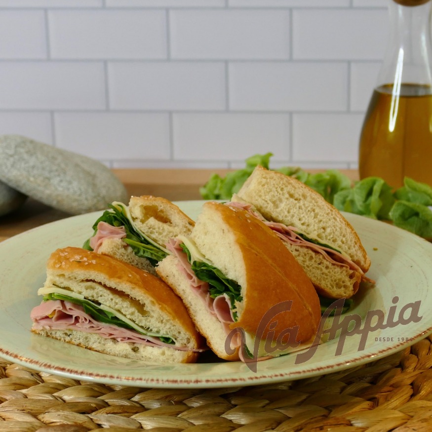 FOCACCIA RELLENA DE MORTADELLA TRUFADA Y PROVOLONE DOLCE CON RÚCULA  (SANDWICH)