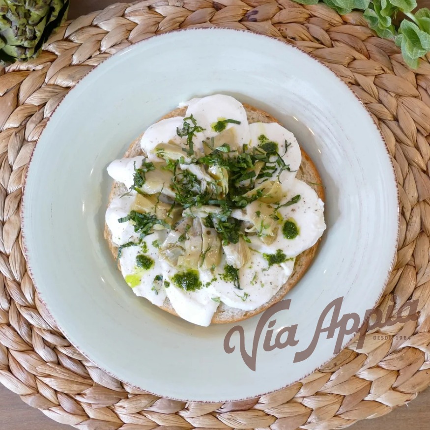 FOCACCIA RELLENA CON ALCACHOFAS Y MOZZARELLA DE BÚFALA  ROMANO  (SANDWICH)