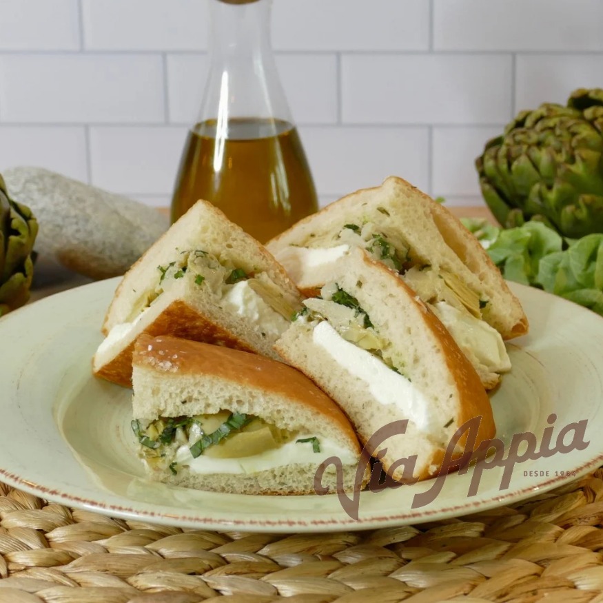 FOCACCIA RELLENA CON ALCACHOFAS Y MOZZARELLA DE BÚFALA  ROMANO  (SANDWICH)