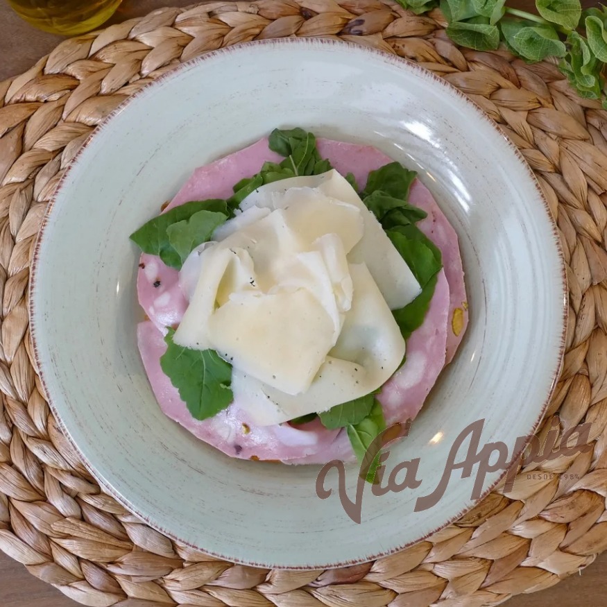 FOCACCIA RELLENA DE MORTADELA CON PISTACHO, QUESO PROVOLONE  Y RÚCULA  (SANDWICH)