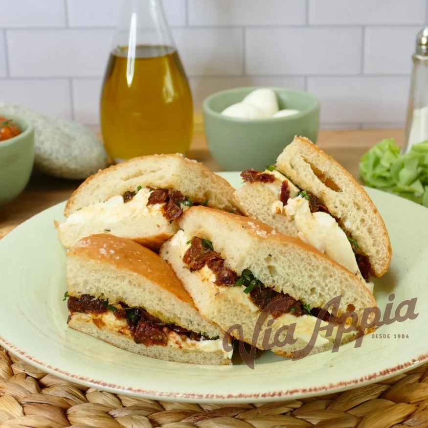 FOCACCIA RELLENA DE MOZZARELLA DE BÚFALA CON TOMATES SECOS Y RÚCULA  (SANDWICH)