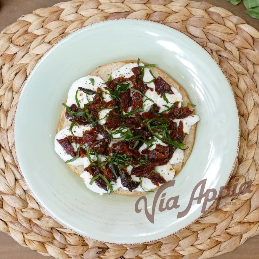 FOCACCIA RELLENA DE MOZZARELLA DE BÚFALA CON TOMATES SECOS Y RÚCULA  (SANDWICH)