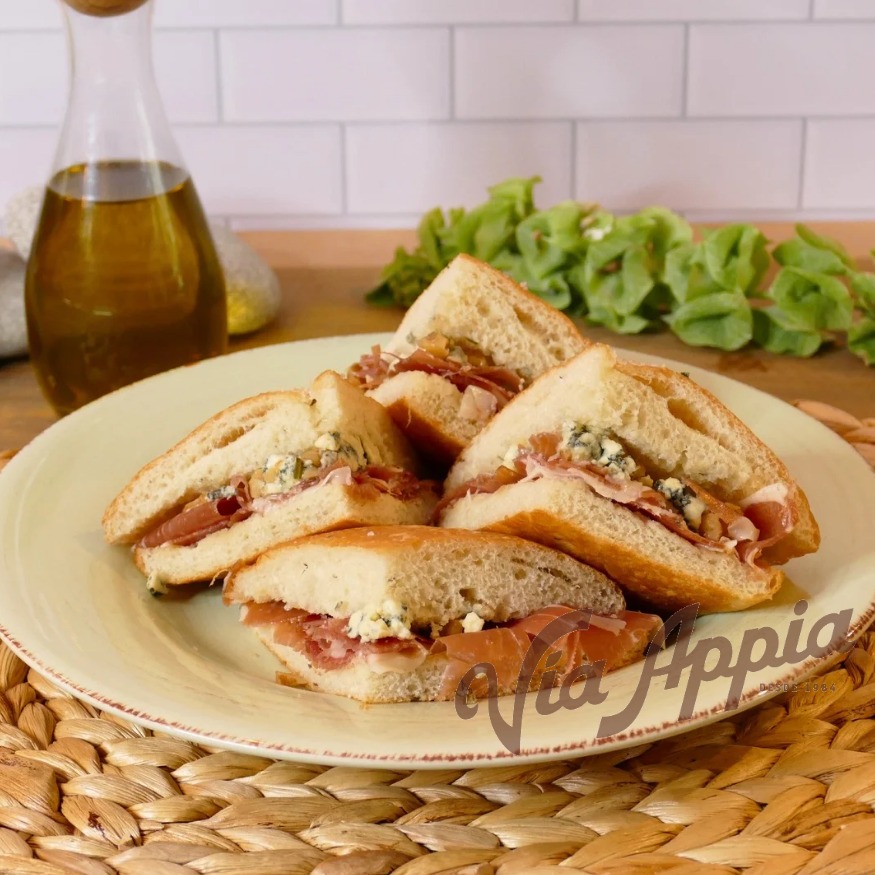 FOCACCIA RELLENA DE QUESO GORGONZOLA DOLCE Y SPECK  (SANDWICH)