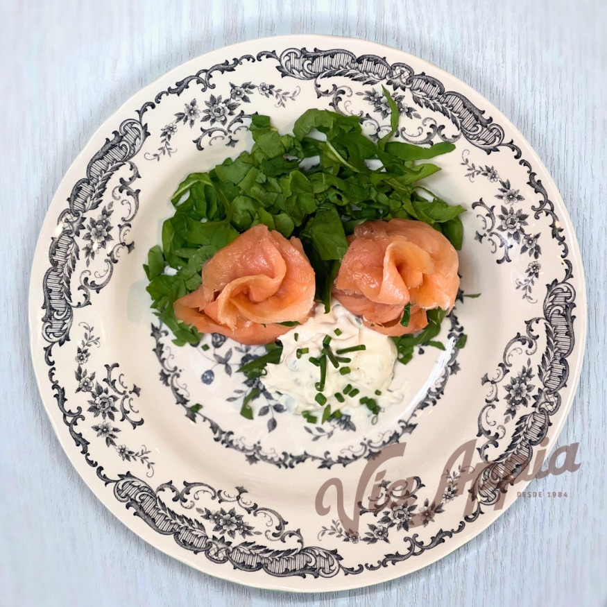 BOCCONCINO DE BÚFALA ENVUELTO EN SALMÓN AHUMADO SOBRE CREMA DE CIBOULETTE (una unidad)