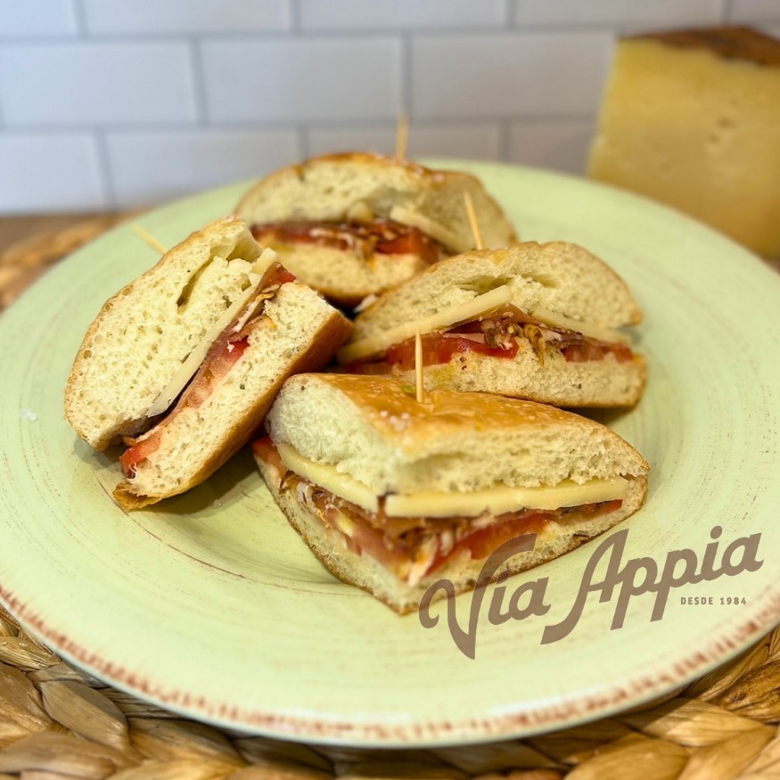 FOCACCIA RELLENA DE QUESO MANCHEGO Y LOMO EMBUCHADO  (SANDWICH)