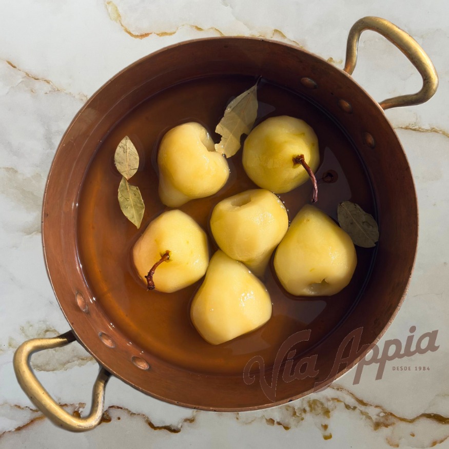 PERAS POCHADAS CON CHARDONNAY Y MIEL