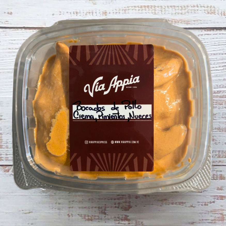 BOCADOS DE POLLO CON CREMA DE PIMIENTOS ROJOS ASADOS Y NUECES