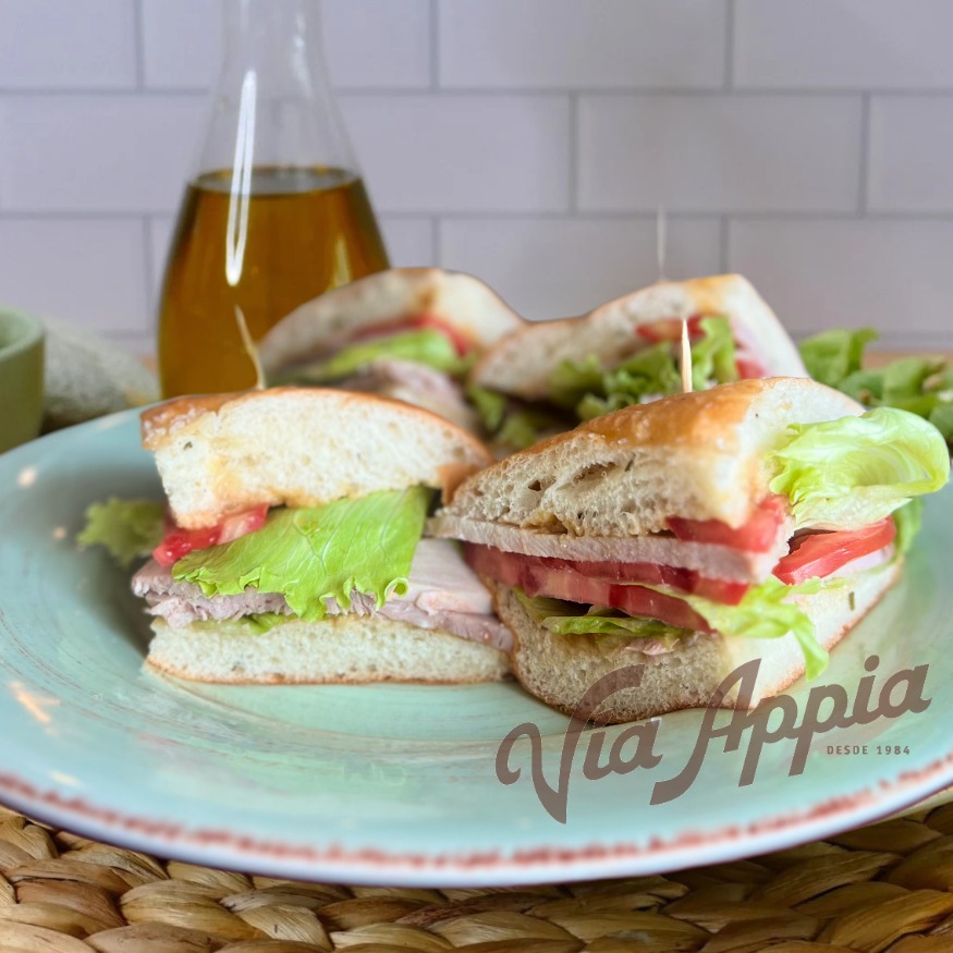 FOCACCIA RELLENA DE  PERNIL  (SÁNDWICH)