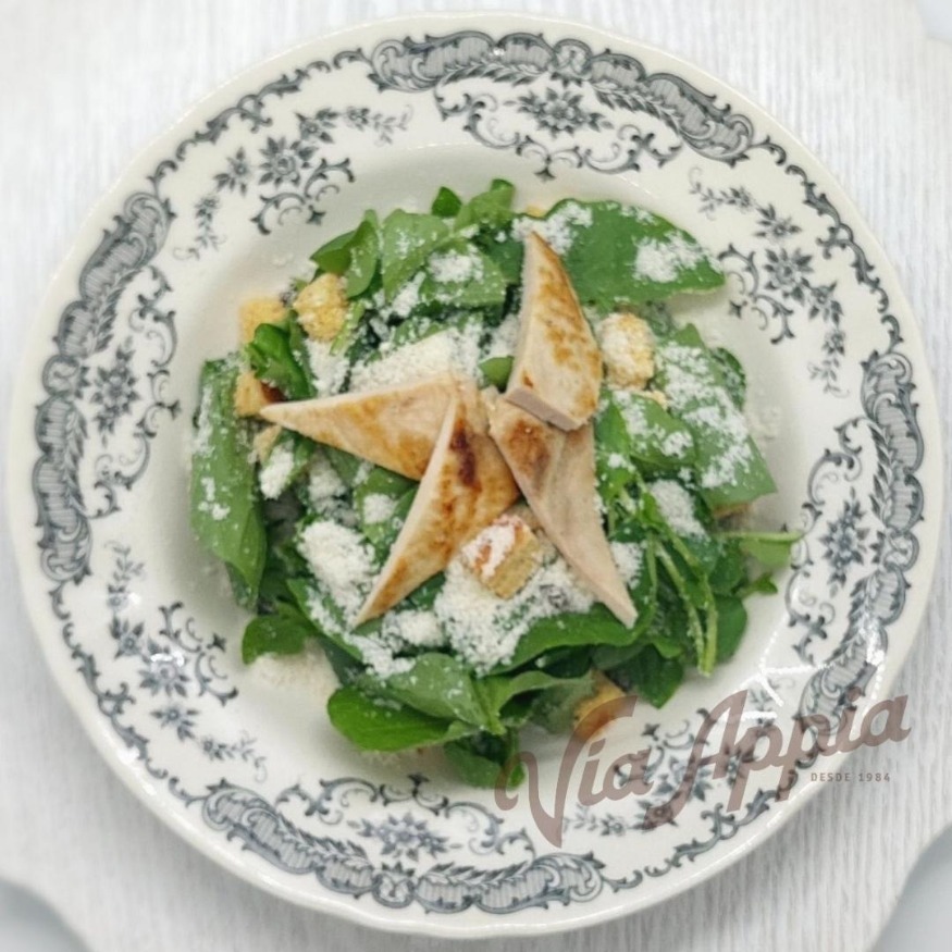 ENSALADA CÉSAR CON POLLO Y BERROS