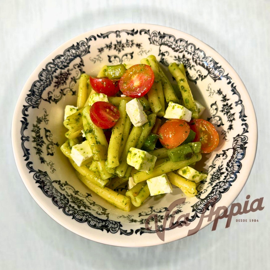 ENSALADA DE PASTA CON ESPÁRRAGOS, TOMATES CHERRYS Y PESTO DE ALBAHACA