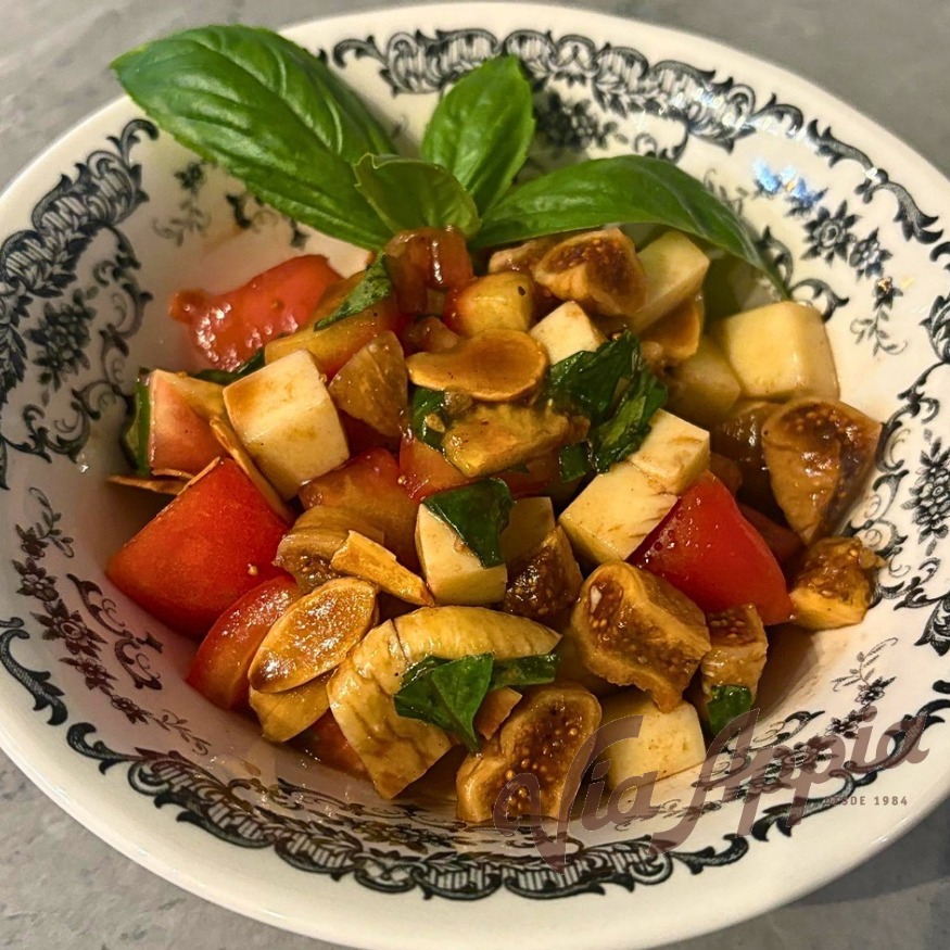 ENSALADA DE TOMATES FRESCOS, HIGOS SECOS, MOZZARELLA DE BúFALA Y ALMENDRAS