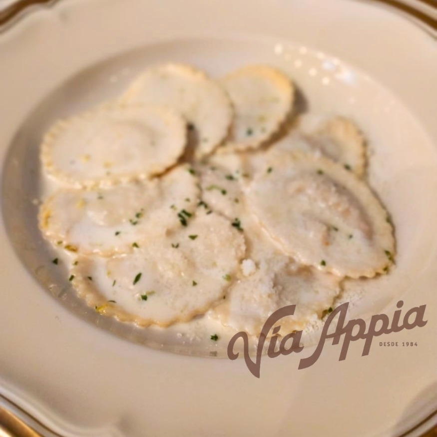 GIRASOLES DE QUESO DE CABRA Y CEBOLLAS CARAMELIZADAS A LA CREMA CON RALLADURA DE NARANJA